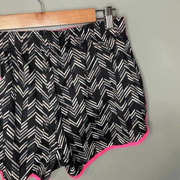 NWT Victoria’s Secret Sport The Player Run Short - Picture 7 of 11